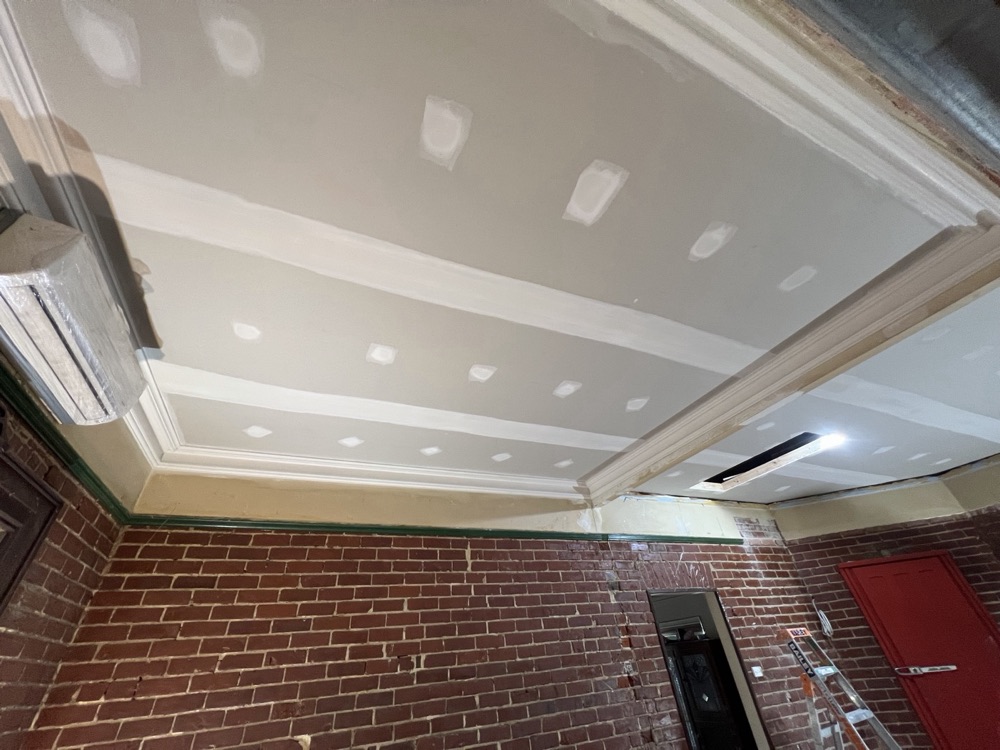 Brick living room, new ceiling and cornice