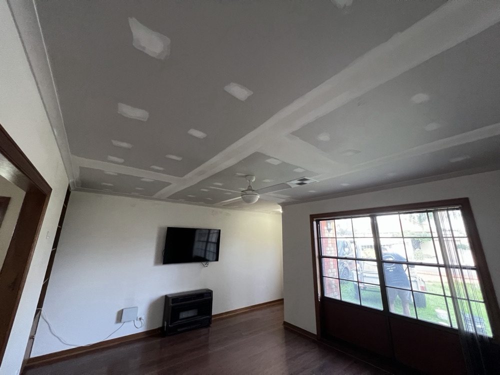 Living room, new ceiling and cornice